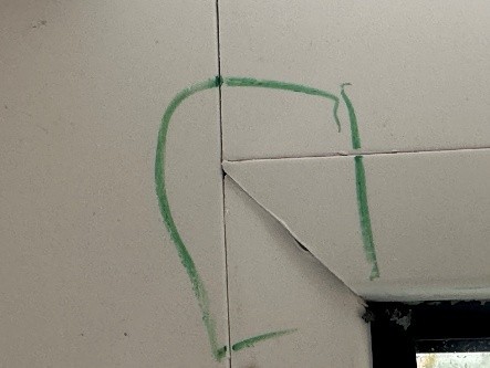 Зафиксированное повреждение отделки оконного откоса
